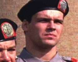 Elliot played a small role in the film 